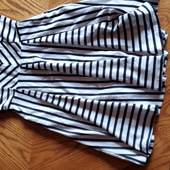 Super cute striped dress with pleated bottom - Picture 2 of 6